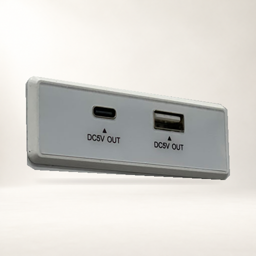 Cận cảnh cổng USB-C và USB-A ghi DC5V OUT ở mặt bên két sắt Aifeibao HK-55-CTG, ảnh két gốc ghép nền studio AI.